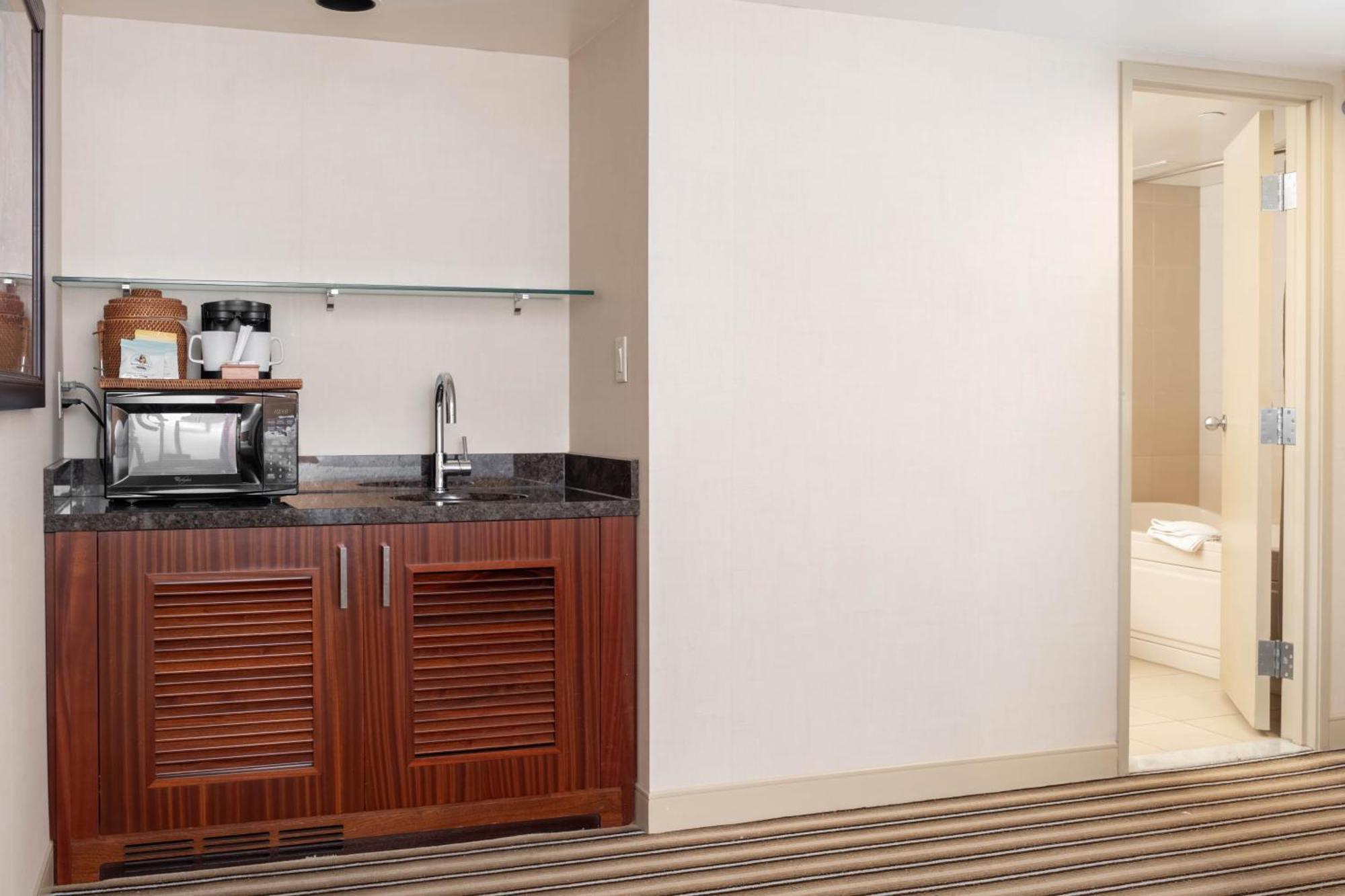 Maui Coast Hotel Кихеи Екстериор снимка